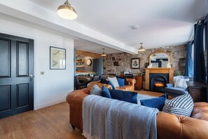 Apartment | Living area - Shorefront Apartment - Sea View With 3 Bedrooms (Anstruther)