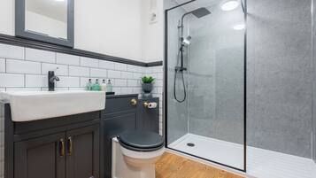 Apartamento | Banheiro | Chuveiro/banheira combinados, banheira de imersão, secador de cabelo