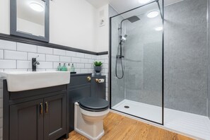 Apartment | Badezimmer | Duschwanne, Komfortbadewanne, Haartrockner, Handtücher