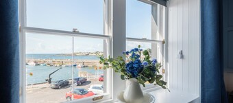 Shorefront Apartment - Sea View With 3 Bedrooms