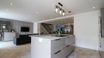 Rumah | Dapur pribadi | Lemari es, microwave, oven, dan kompor