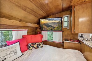 1 bedroom, iron/ironing board, free WiFi, bed sheets - Unique Glamping Stay in Pigeon Forge at Shasta Mountain Escape! (Pigeon Forge)