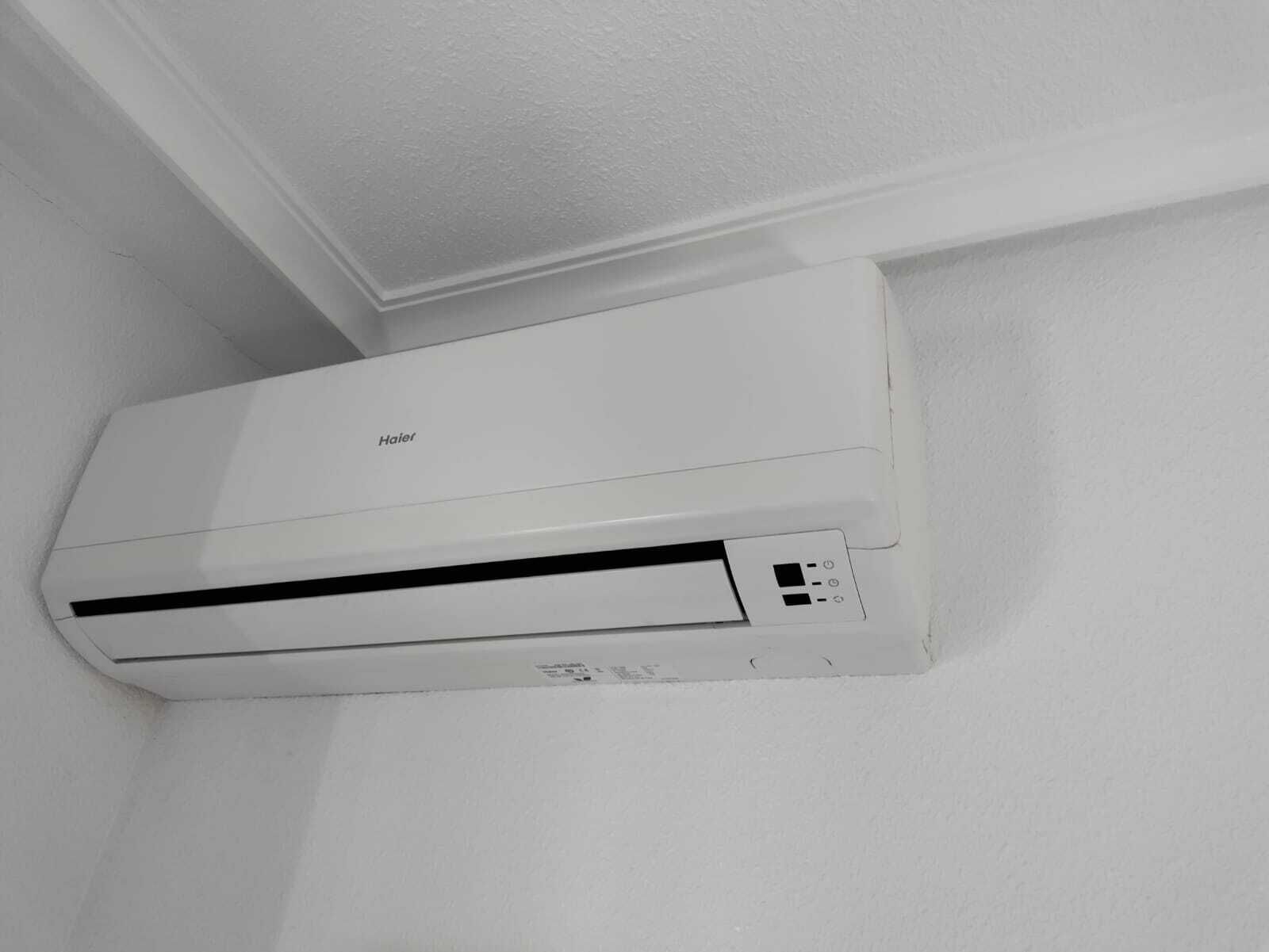 Un climatiseur mural blanc de la marque Haier.