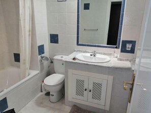 Regadera, secadora de cabello, bidet, toallas 