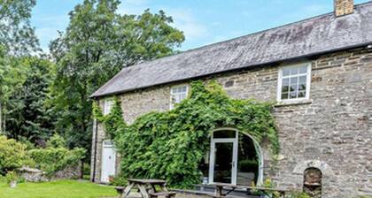 Lovely 7-bed Apartment in Llandysul