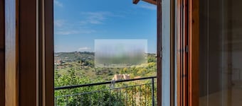 Apartment located a stone's throw from the historic center of Chieti, with parking.