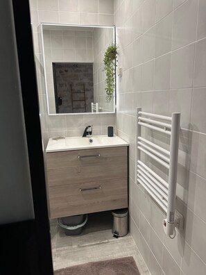 Haartrockner, Handtücher, Toilettenpapier