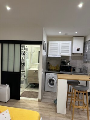 Frigorifero, microonde, piano cottura, macchina per tè/caffè