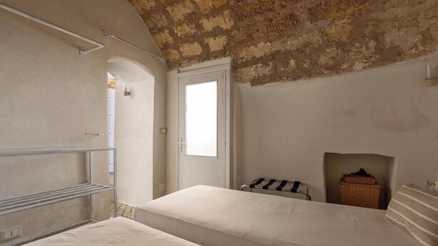 A room with a bed, a small table, and a window. - 3532 Borgo Vernicchia - PT by Barbarhouse (Parabita)