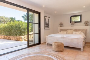 7 chambres, fer et planche à repasser, lit de bébé portatif