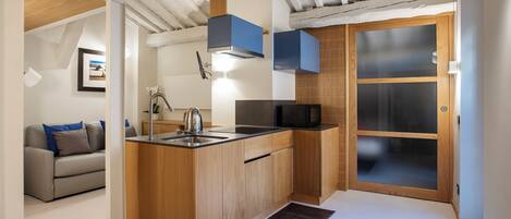 Réfrigérateur, micro-ondes, plaque de cuisson, cafetière/bouilloire