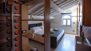 A compact room with a bunk bed, a small desk, and a window with a view. - Flat Piazza del Popolo central (Roma)