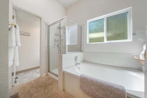 Baignoire, sèche-cheveux, serviettes fournies