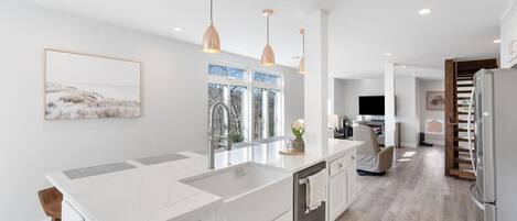 Refrigerador, microondas, horno, placa de cocina