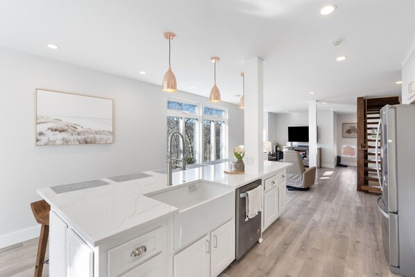 Réfrigérateur, four à micro-ondes, un four, surface de cuisson