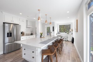 ثلاجة، ميكروويف، فرن، موقد طهي مسطح