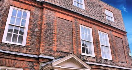 Studio 20 with four poster bed & air conditioning in town centre.
