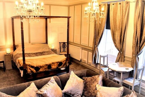 Studio 20 with four poster bed & air conditioning in town centre.