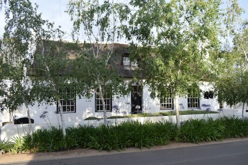 Petite France:luxury thatched 4BRcottage with pool