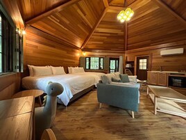 Minibar, espacio para trabajar con laptop y sistema de insonorizaciĂłn