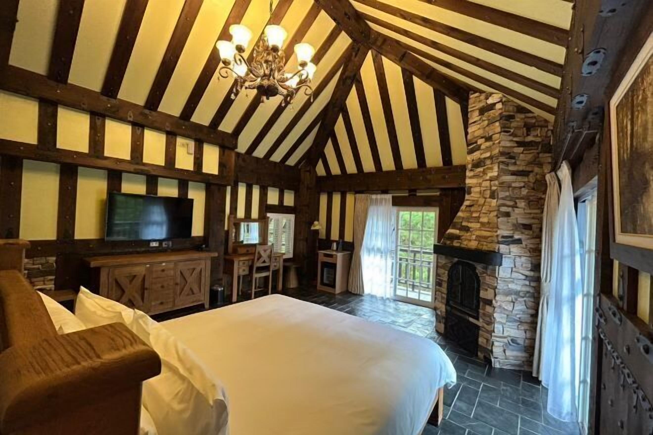 ميني بار ومساحة عمل للكمبيوتر المحمول وتجهيزات عازلة للصوت