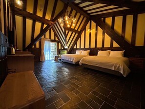 Habitación cuádruple clásica, 2 camas de matrimonio, no fumadores, vistas a la montaña | Minibar y espacio para trabajar con un portátil