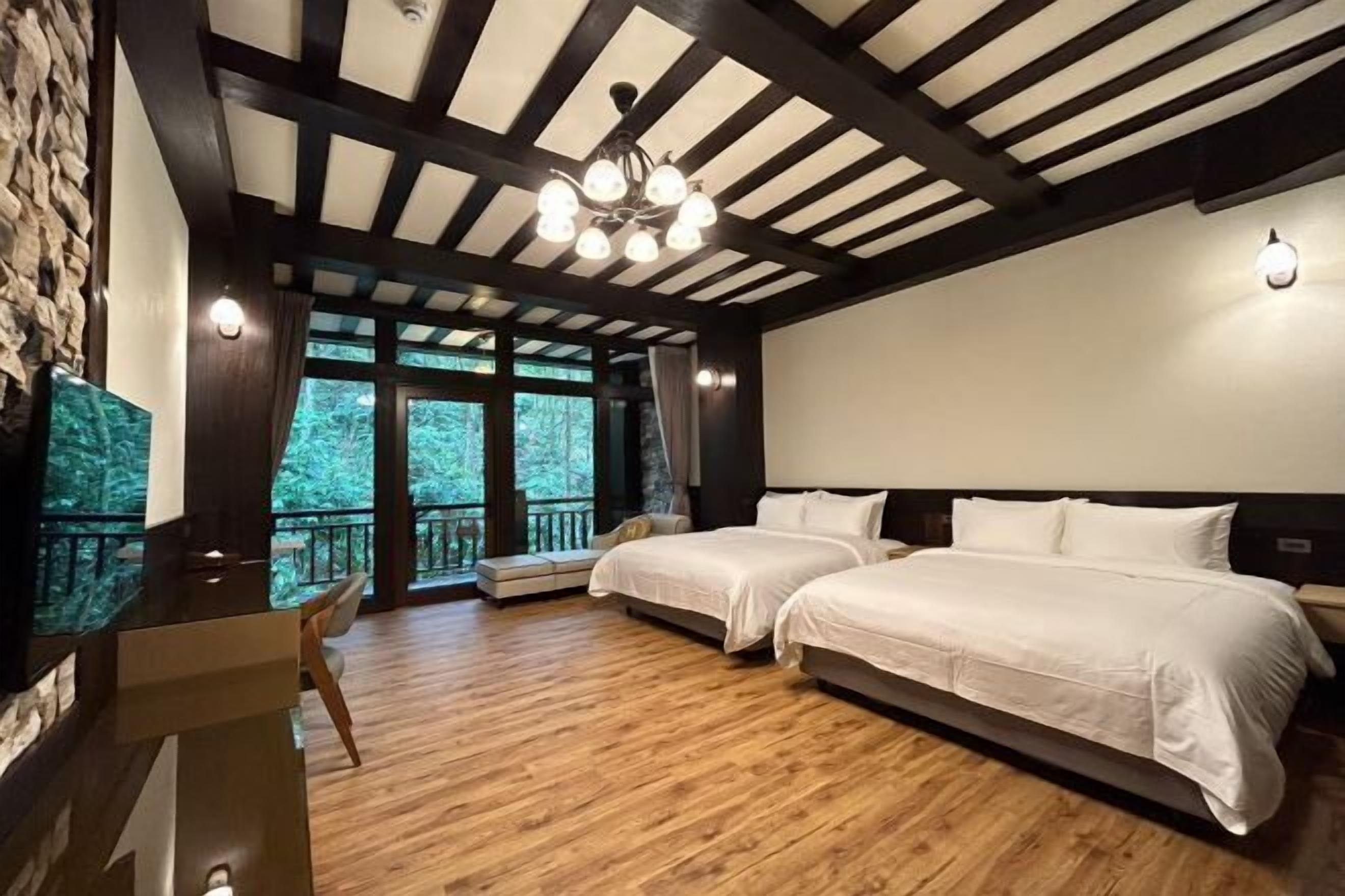 ميني بار ومساحة عمل للكمبيوتر المحمول وتجهيزات عازلة للصوت