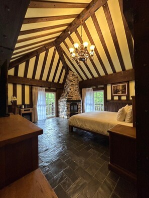 Superior Double Room, 1 Queen Bed, Non Smoking, Mountain View | Minibar, laptop workspace, soundproofing, free WiFi - Senboard Manor (Yuchi)