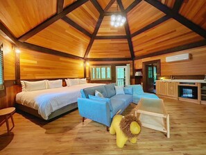 Casa na árvore com design assinado, 2 camas Queen, para não fumantes, vista para a montanha | Frigobar, espaço de trabalho para notebook, quartos à prova de som