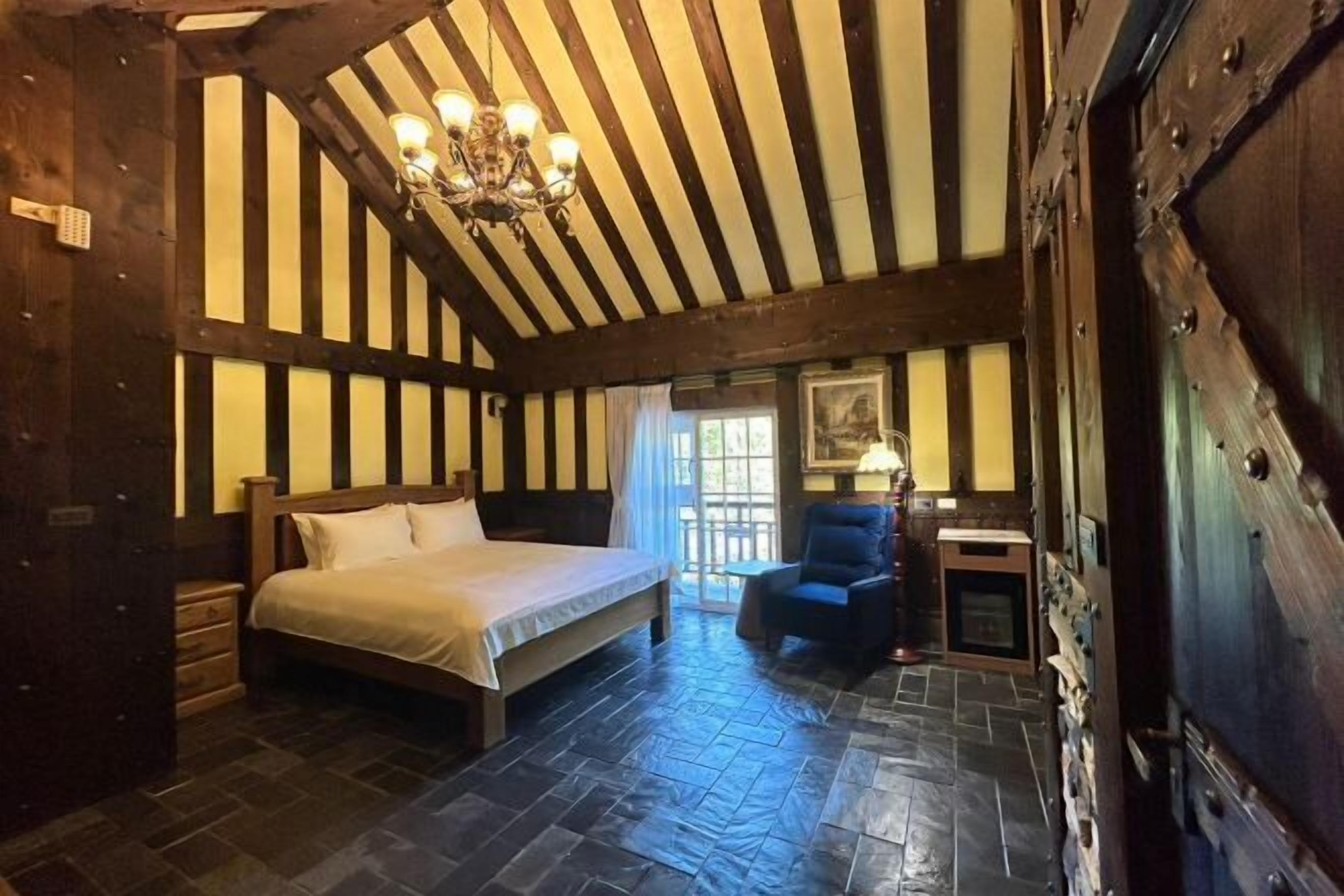 ميني بار ومساحة عمل للكمبيوتر المحمول وتجهيزات عازلة للصوت