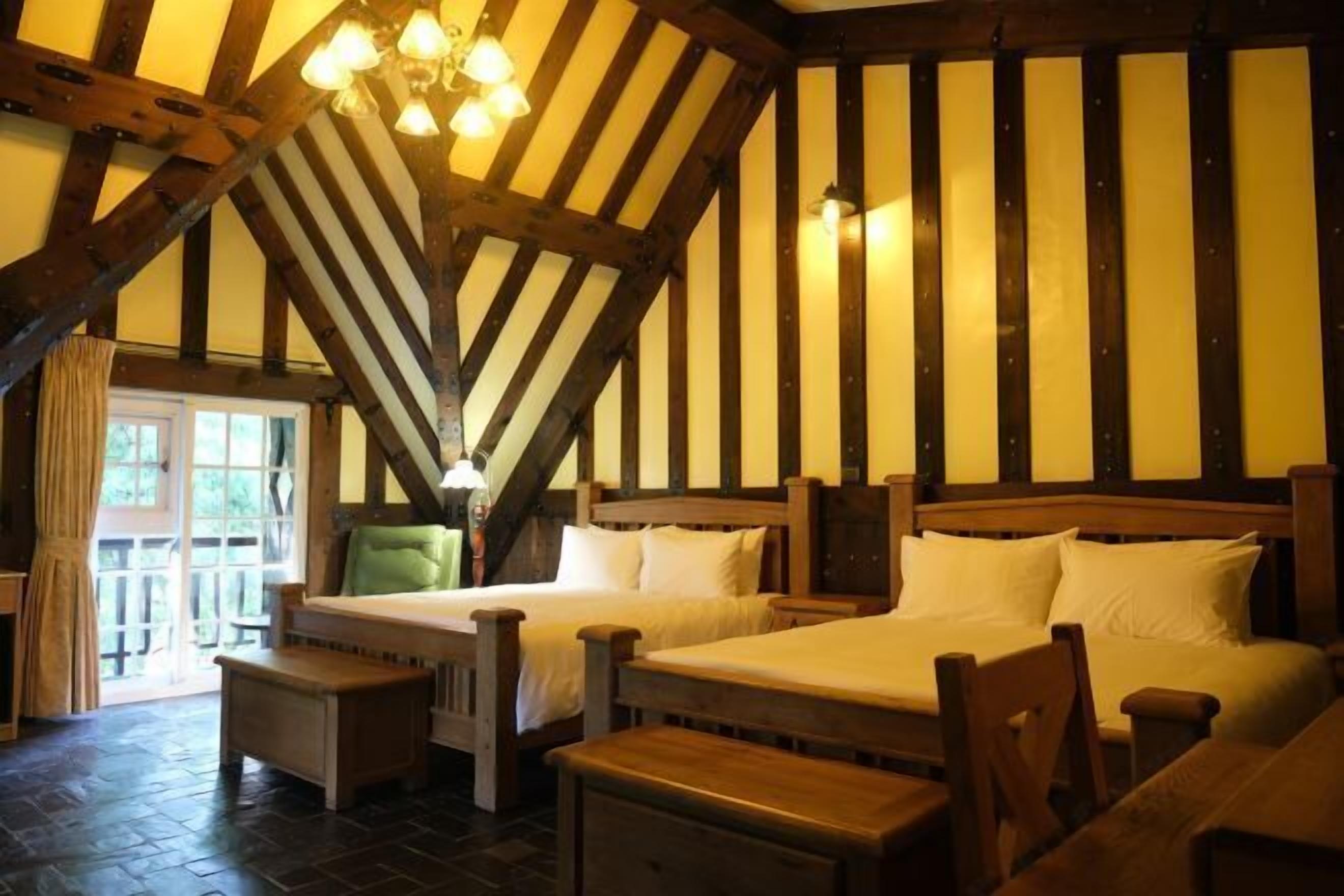 ميني بار ومساحة عمل للكمبيوتر المحمول وتجهيزات عازلة للصوت