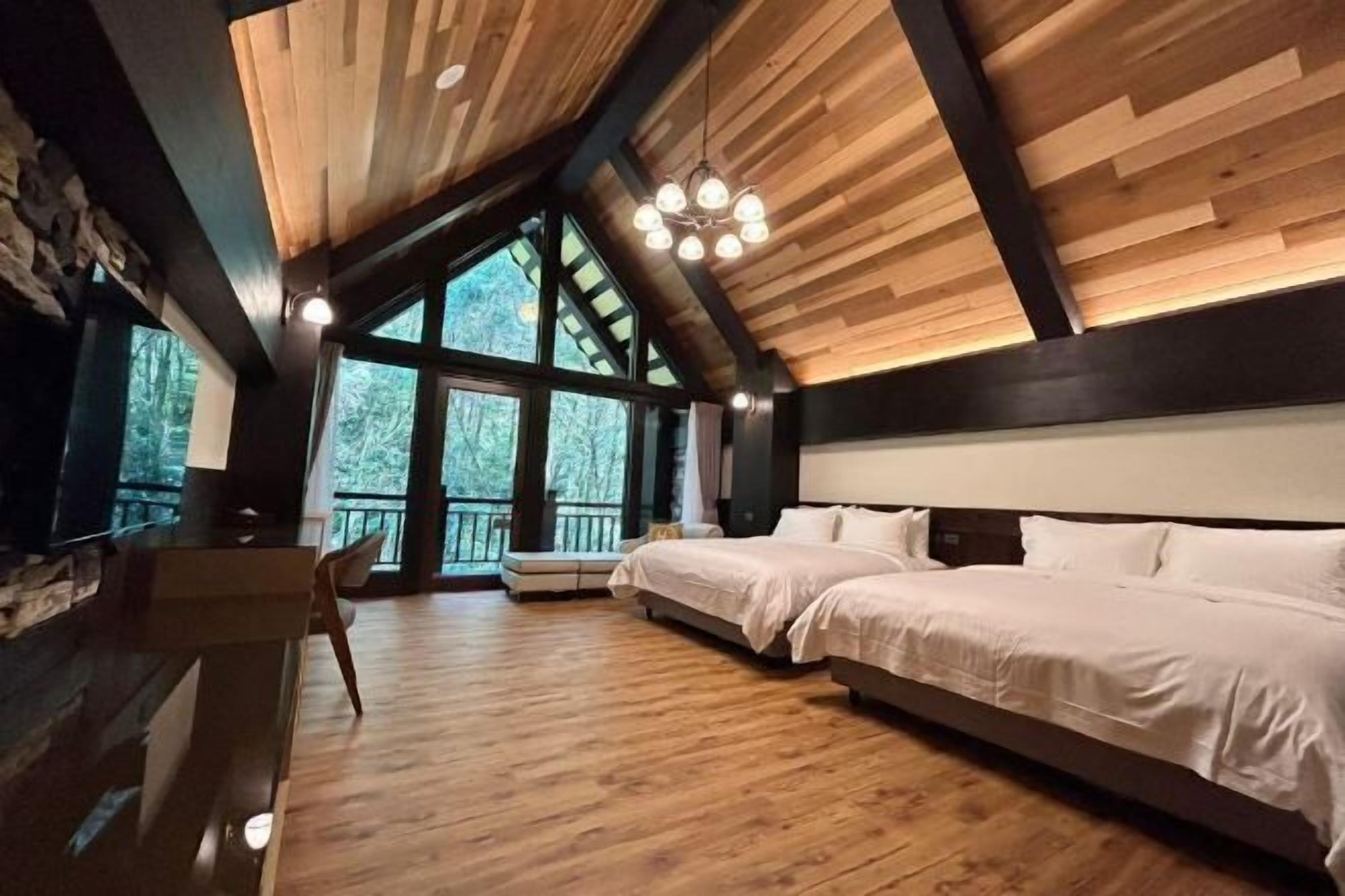 ميني بار ومساحة عمل للكمبيوتر المحمول وتجهيزات عازلة للصوت