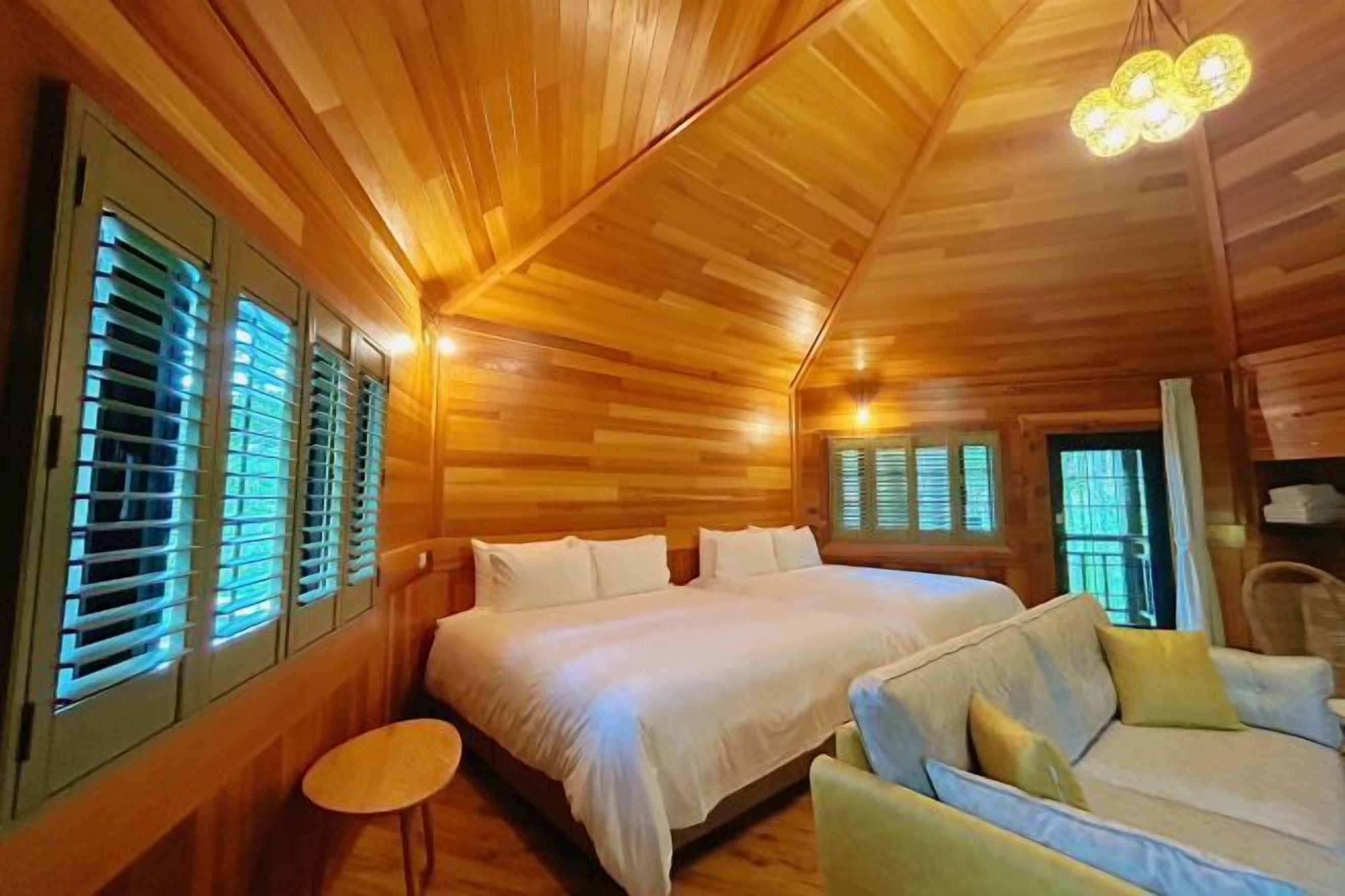 ميني بار ومساحة عمل للكمبيوتر المحمول وتجهيزات عازلة للصوت