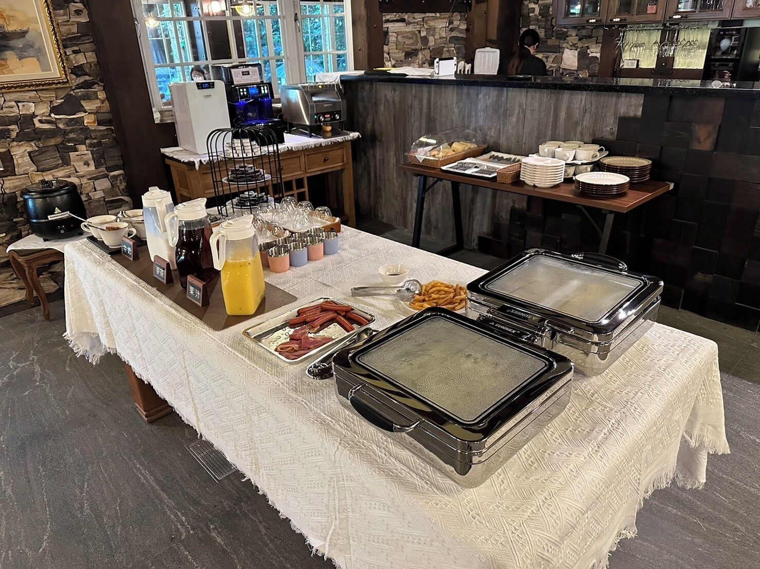 朝食 (イングリッシュ ブレックファスト)、毎日提供 (無料)