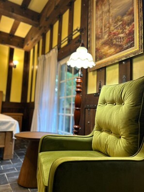 Quarto casal clássico, 1 cama Queen, para não fumantes, vista para a montanha | Frigobar, espaço de trabalho para notebook, quartos à prova de som