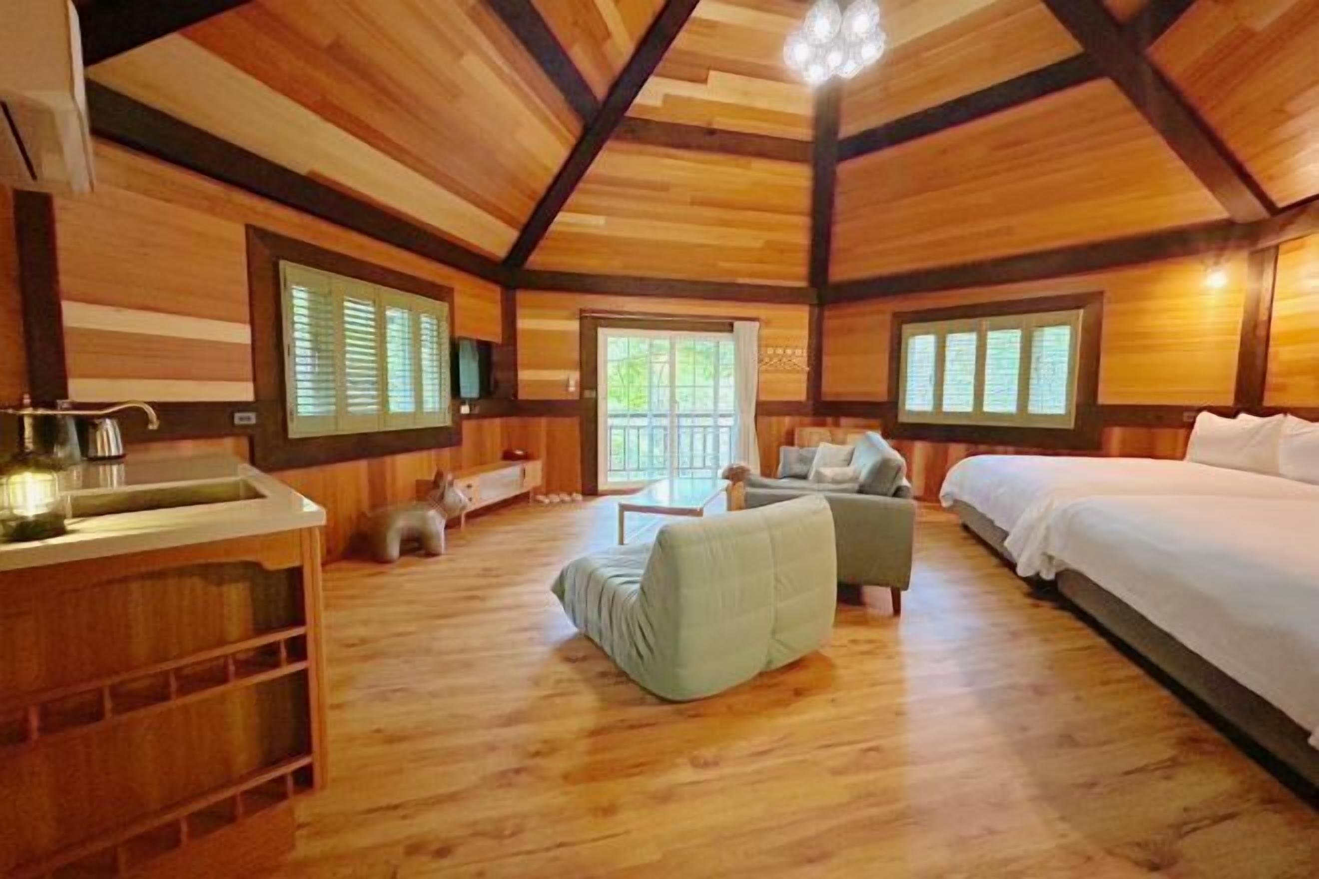 ميني بار ومساحة عمل للكمبيوتر المحمول وتجهيزات عازلة للصوت