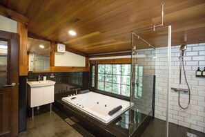 Signature Tree House, 2 Queen Beds, Non Smoking, Mountain View | Bathroom | Hair dryer, slippers, towels, shampoo - Senboard Manor (Yuchi)