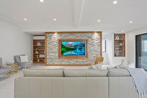 TV, table tennis, stereo - Infinity on Moss Panoramic Lakefront 6 BDRM Villa (Toukley)