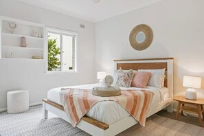 6 bedrooms, desk, iron/ironing board, travel crib - Infinity on Moss Panoramic Lakefront 6 BDRM Villa (Toukley)