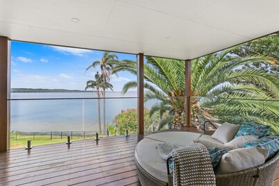 Infinity on Moss Panoramic Lakefront 6 BDRM Villa