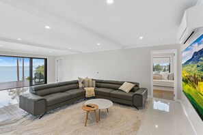 TV, table tennis, stereo - Infinity on Moss Panoramic Lakefront 6 BDRM Villa (Toukley)