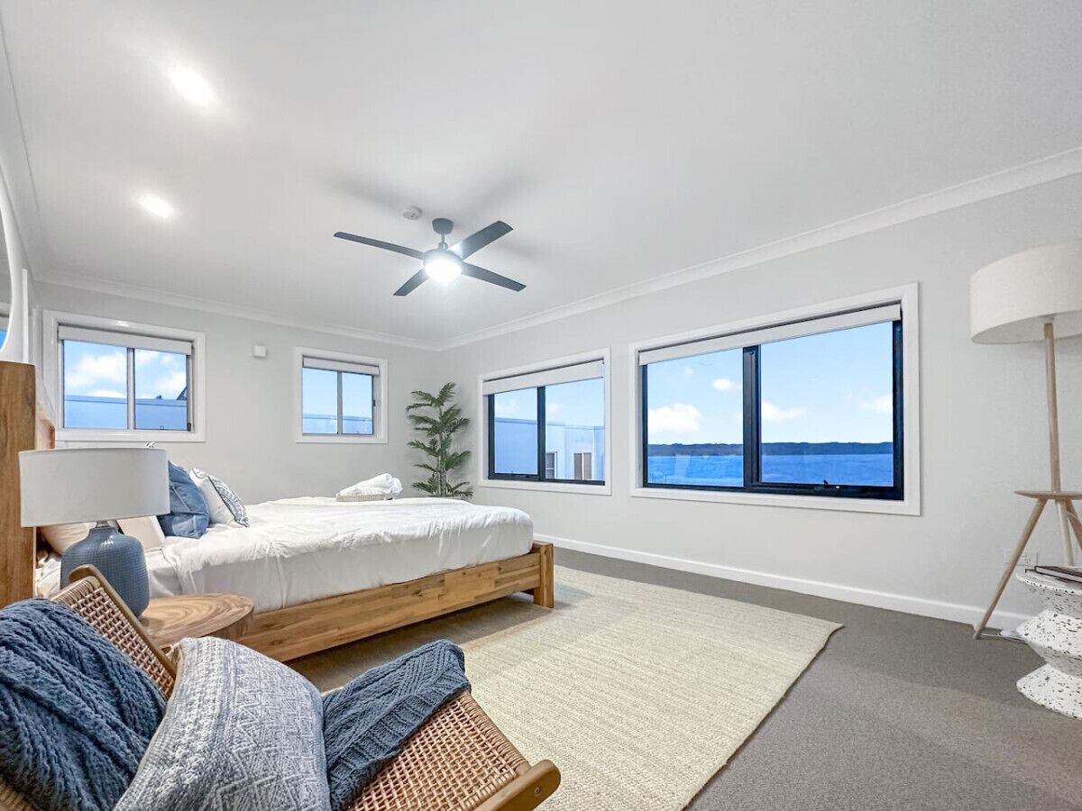6 bedrooms, desk, iron/ironing board, travel crib