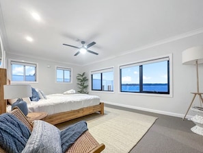 6 bedrooms, desk, iron/ironing board, travel cot - Infinity on Moss Panoramic Lakefront 6 BDRM Villa (Toukley)