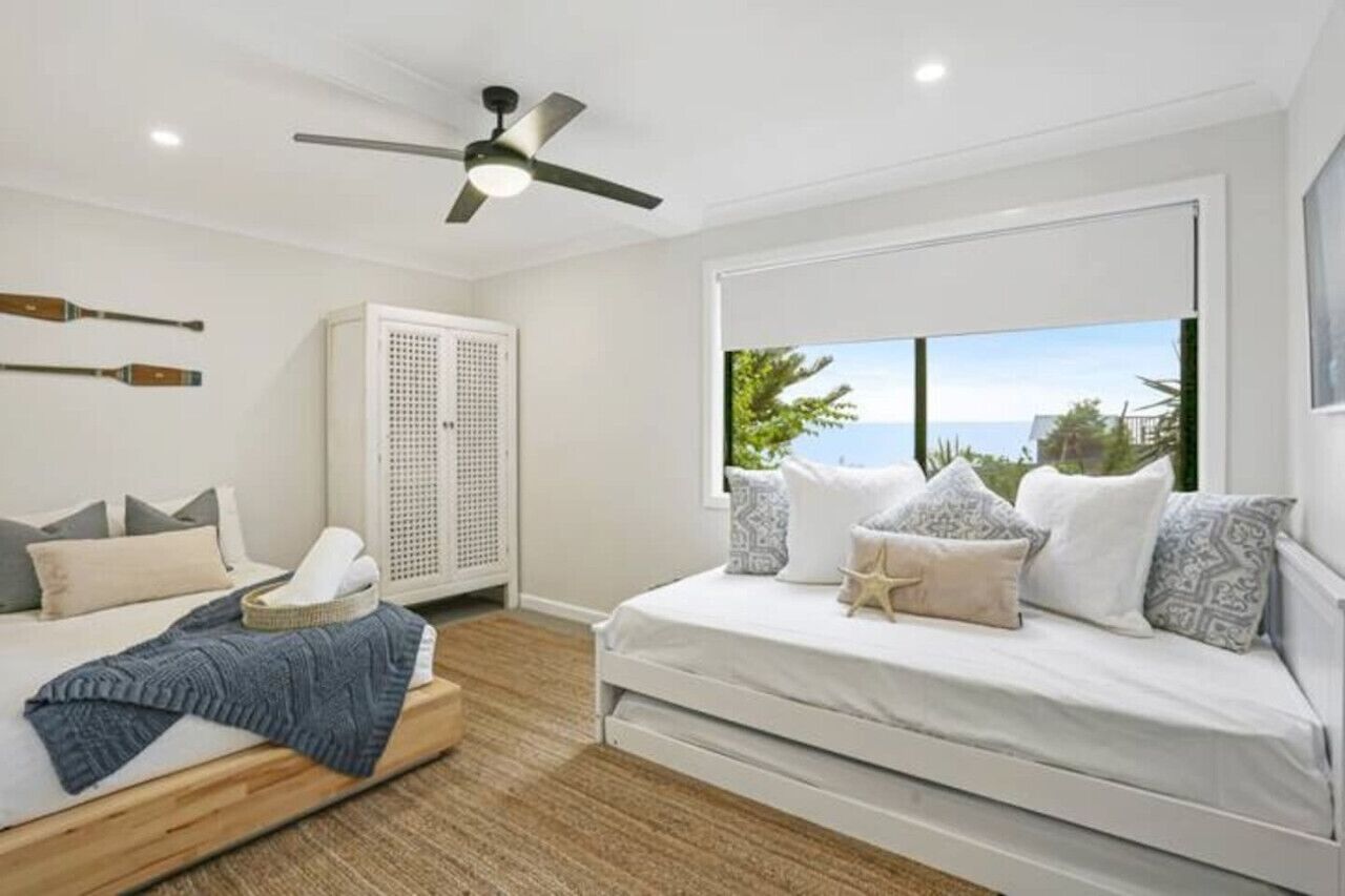 6 bedrooms, desk, iron/ironing board, travel crib