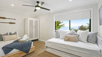 6 habitaciones, escritorio y tabla de planchar con plancha