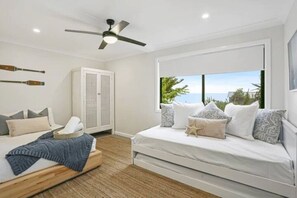 6 Schlafzimmer, Schreibtisch, Bügeleisen/Bügelbrett, Reisekinderbett