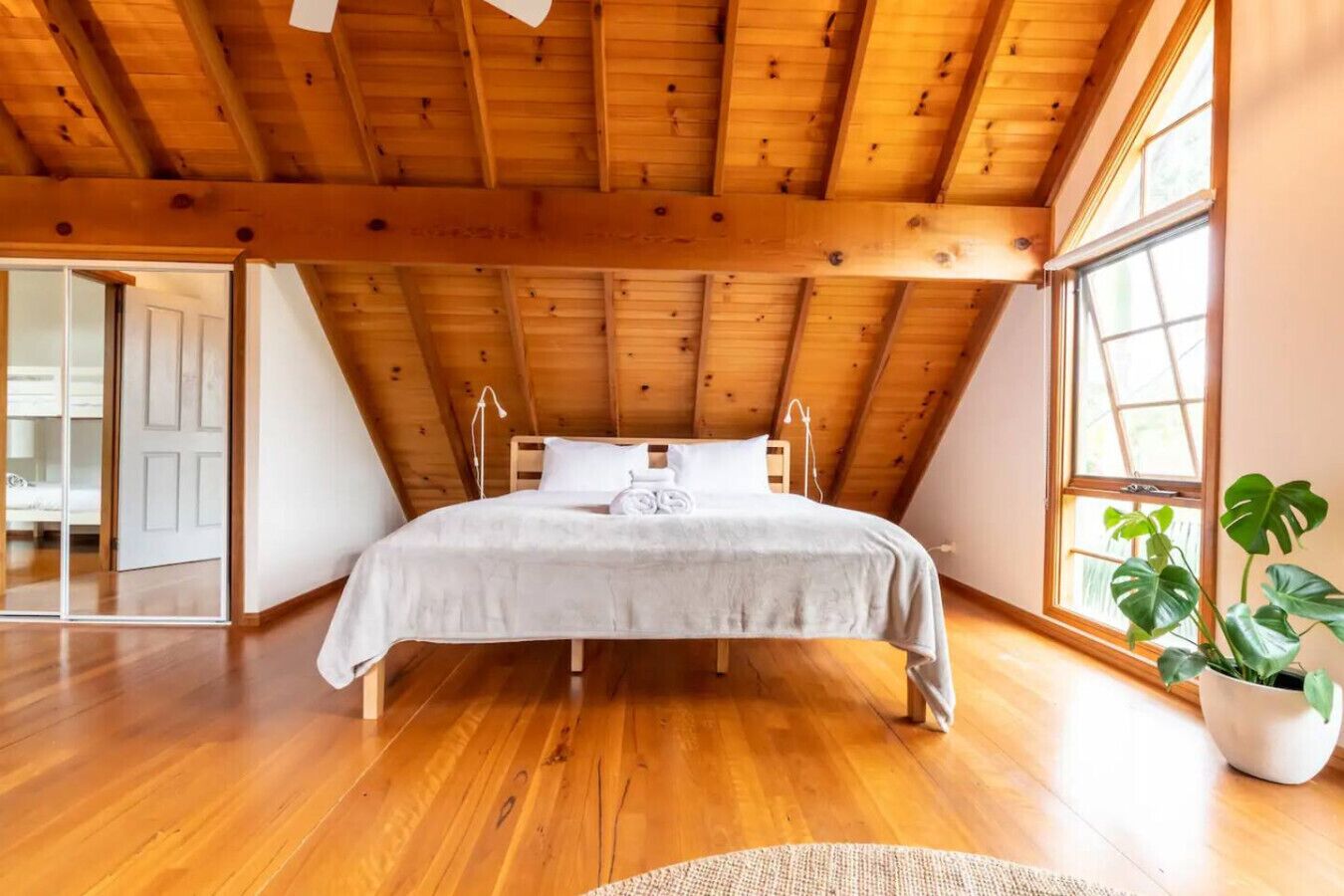 Desk, iron/ironing board, WiFi, bed sheets