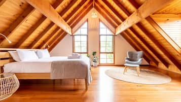 6 bedrooms, desk, iron/ironing board, WiFi