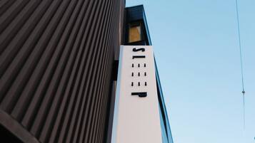 Vista frontal de la propiedad