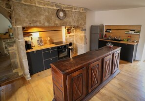 Kühlschrank, Mikrowelle, Ofen, Herdplatte